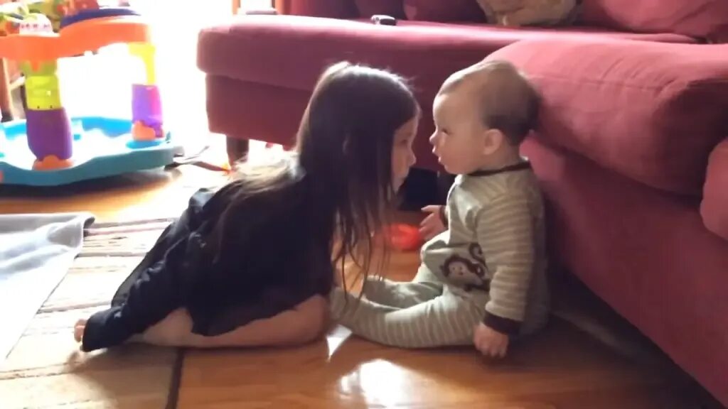 Сделал сестре приятно. Сделал сестре приятно. Старшая сестра занимается с младшей. Арт для лучшей подруги. Картина про самую лучшую подругу.