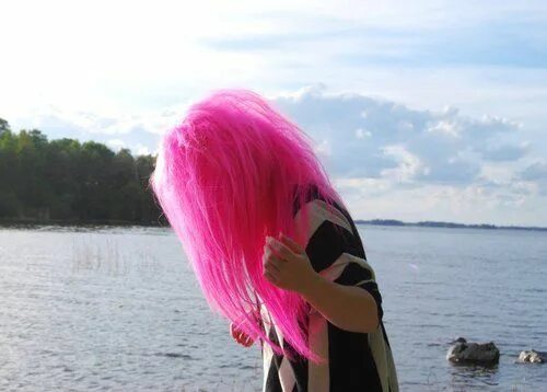 Девушка с розовыми волосами со спины. Девушка с розовыми волосами на море. Розовые волосы без лица.