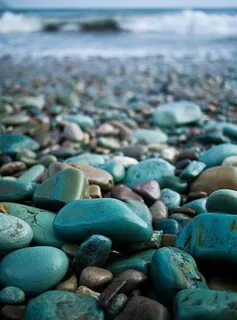Голубой камень на море