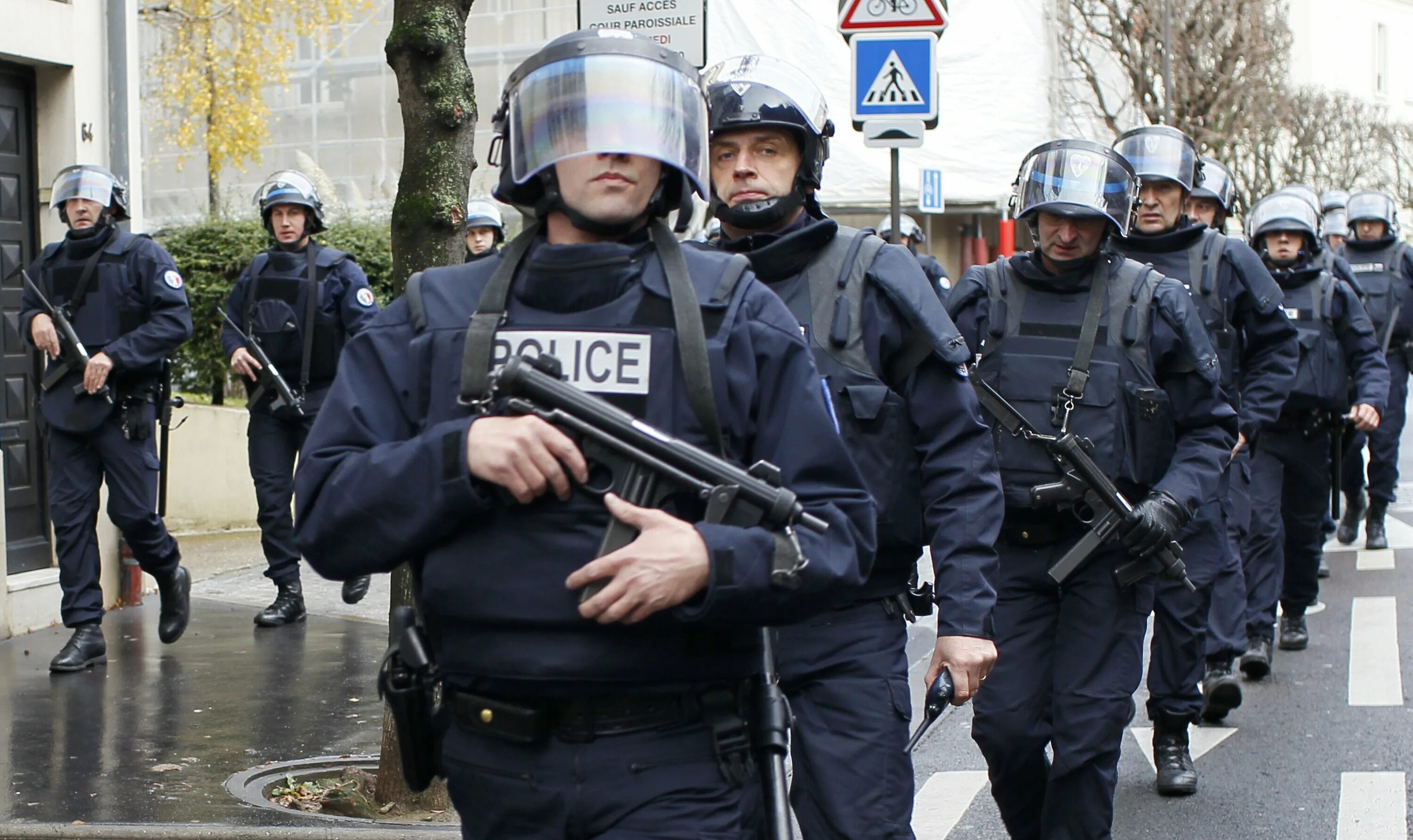Спецслужбы франции. Французская полиция. Полиция Франции. Силовики Франции. Французская полиция 2022.
