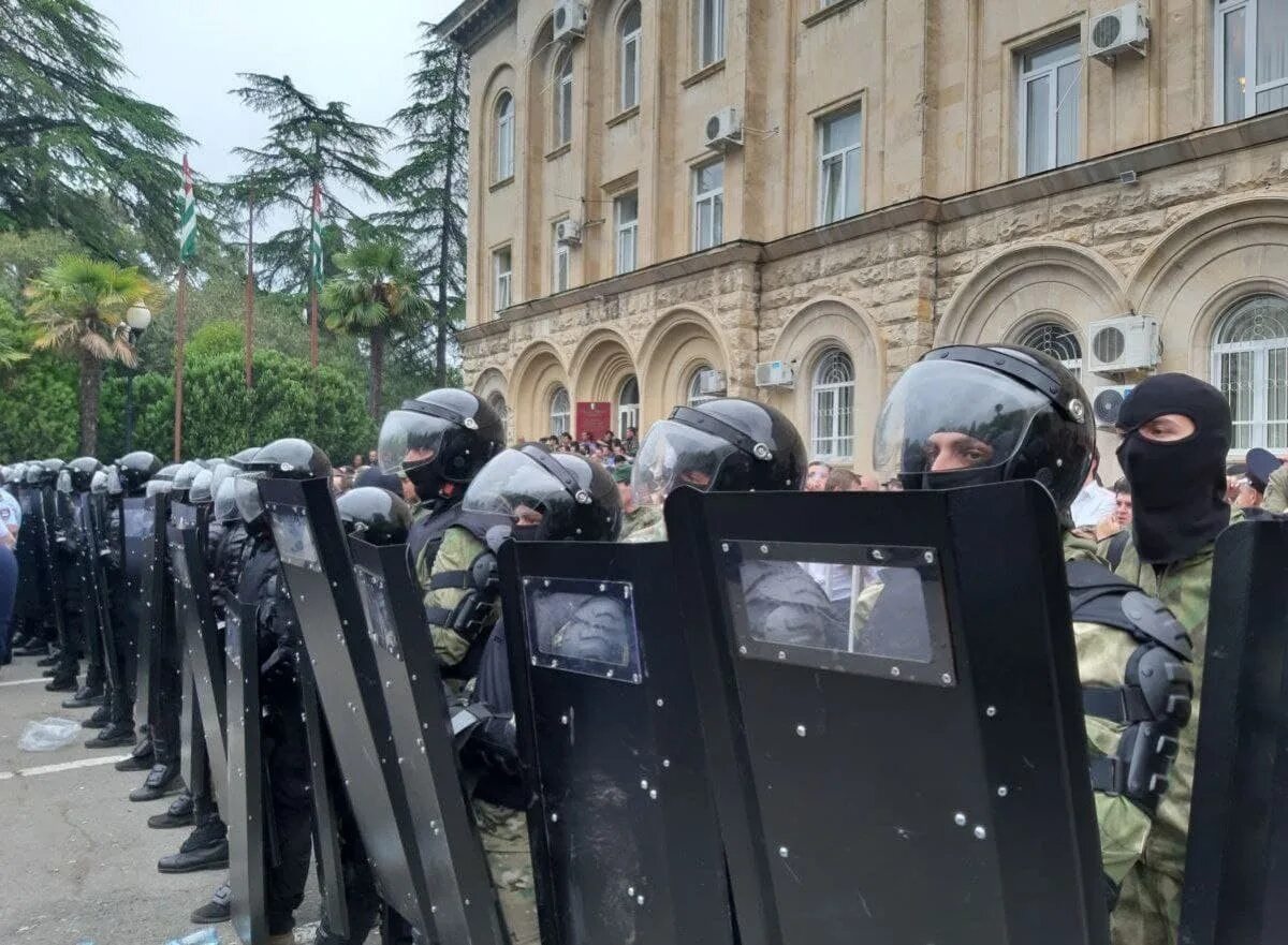 Новости абхазии сегодня 2024. Митинг в Абхазии. Протесты в Абхазии. Беспорядки в Абхазии. Силовые структуры Абхазии.