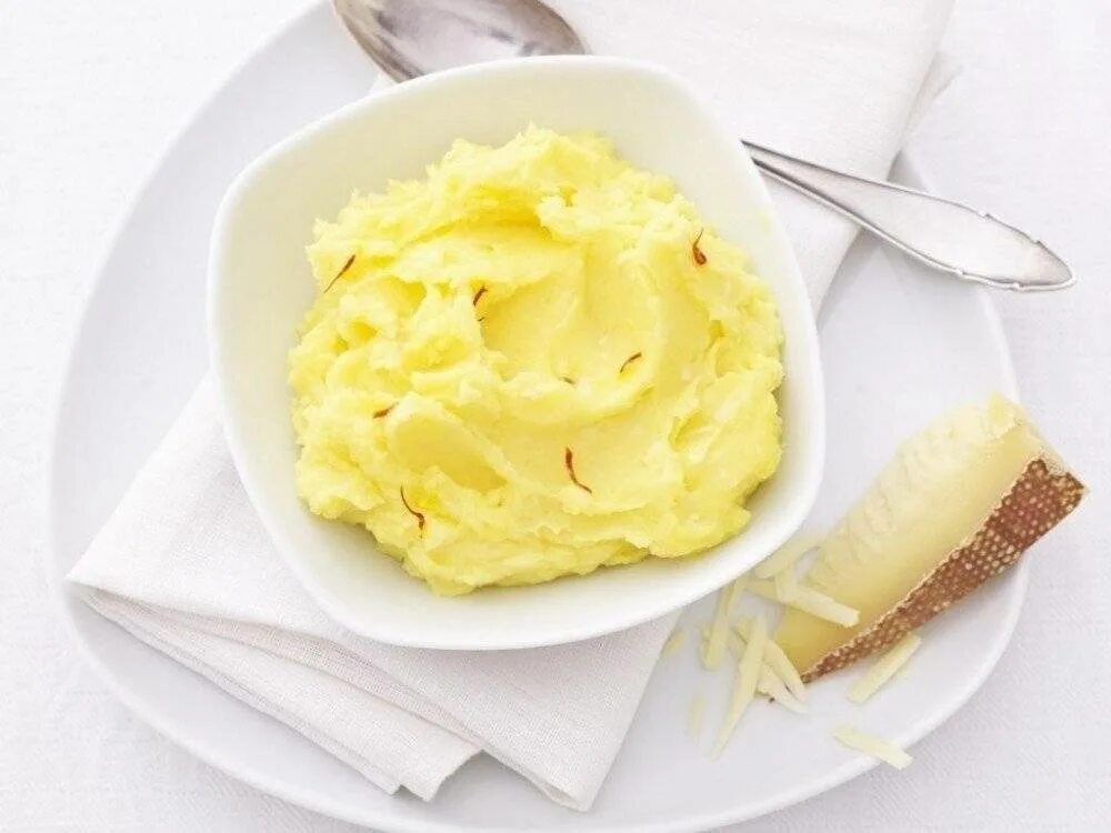 Приготовить картофель пюре с молоком. Картофельное пюре. картофель пюре. картофельное пюре на тарелке. толченая картошка.