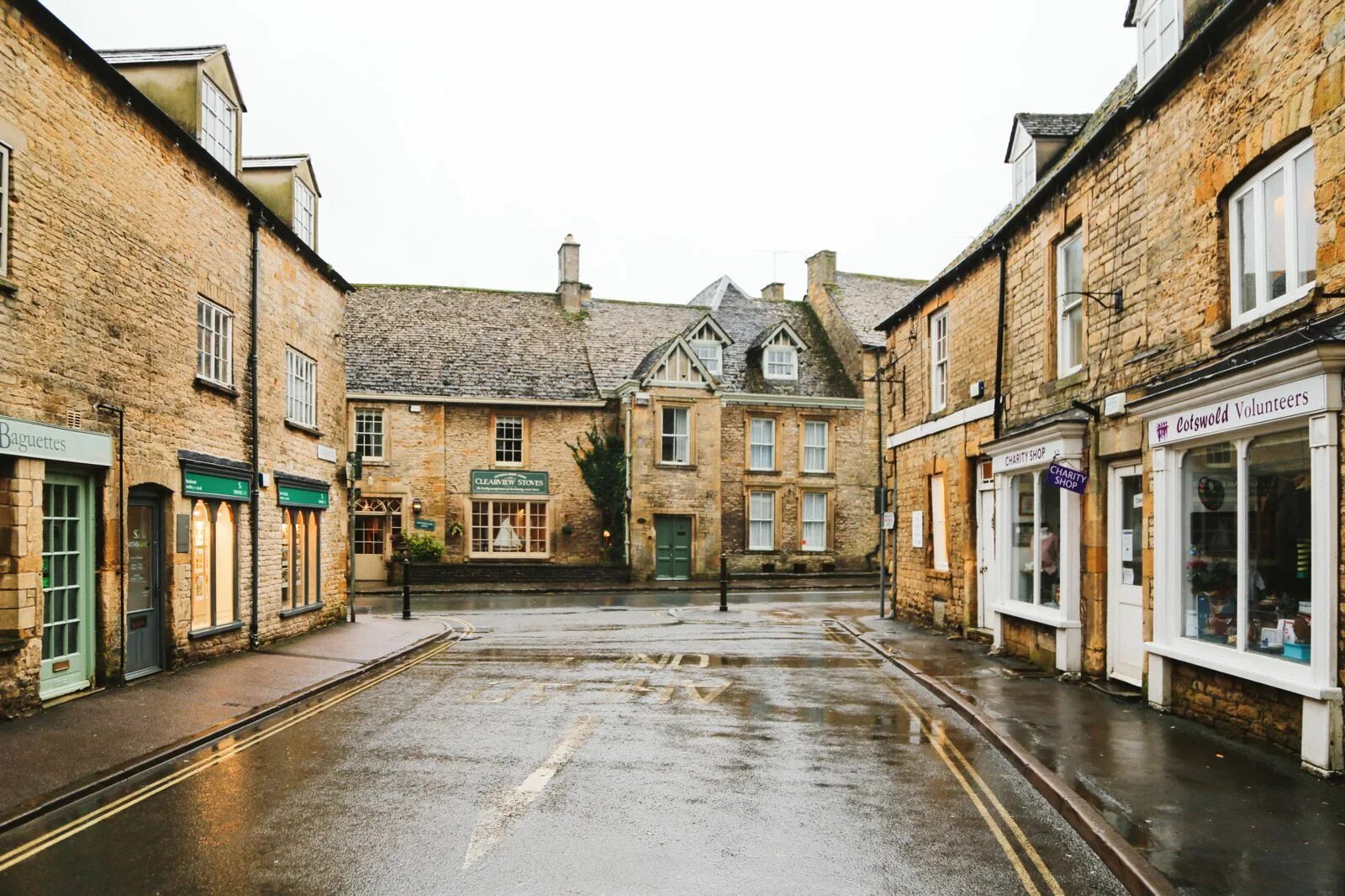 Towns in england. Йоркшир Англия старинные улочки. Деревня Бродвей Англия. Англия город Котсволд. Эшли Англия город.