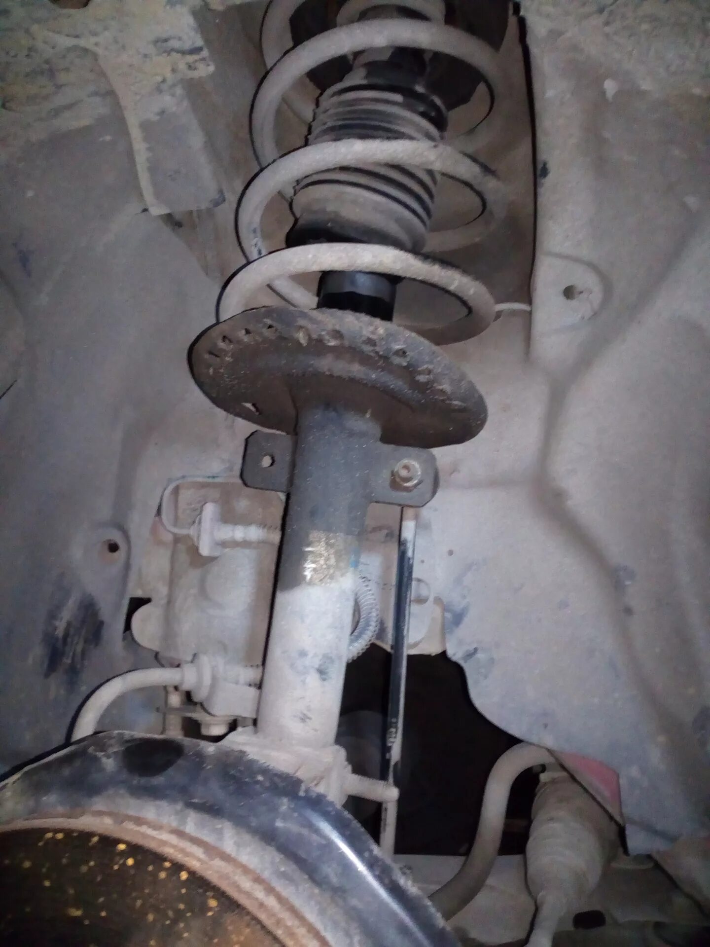 Amortizatori perednie reno megan2universal. Замена амортизаторов меган 2. Замена передней стойки рено меган 2. Верхняя часть стойки 609015700. Ходовая рено меган 2.