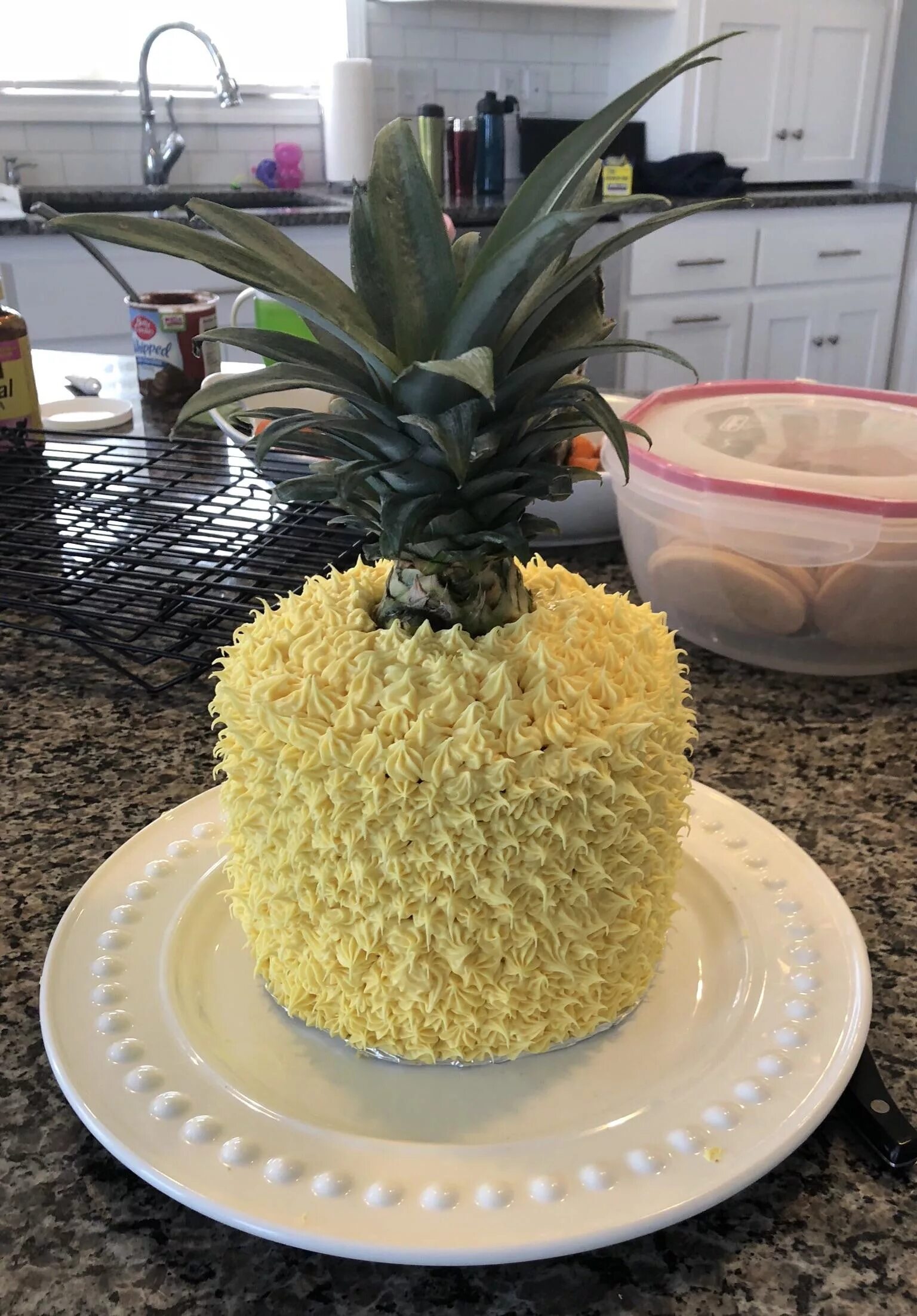 Украшение торта ананасами. Торт с ананасами. Украшение торта ананасами. Торт украшенный ананасами. Украшение торта ананасами.