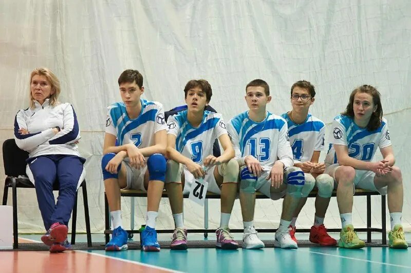 Гау нсо спортивная школа. Волейбол в школе. Школьный волейбол. Пацаны 17 лет волейболист. Тренер спутника 2007.