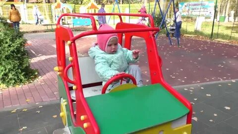 На детской площадке катались