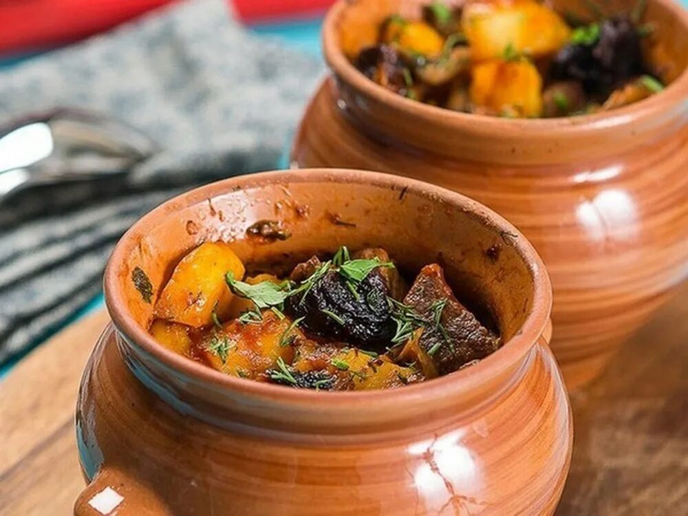 При какой температуре запекать мясо в горшочках. Жаркое из говядины с черносливом в горшочках. жаркое в горшочках с черносливом. томлёная говвядина в горшочках. говядина с черносливом в горшочке.