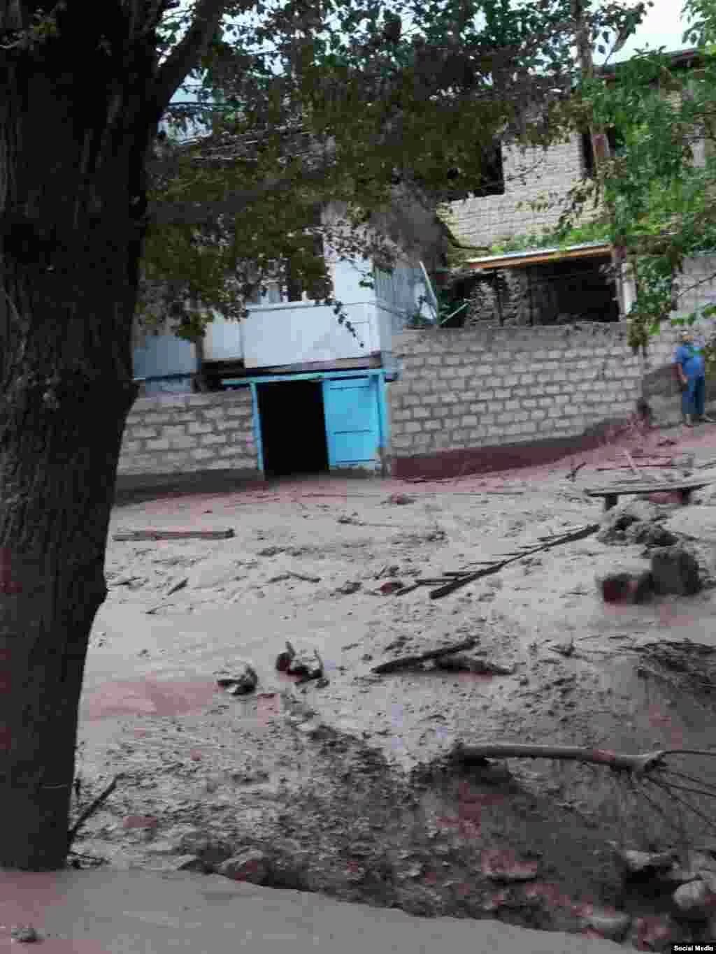 Пагода понгоз. Ашт понгоз. понгоз навобод. сел дар понгоз. сел дар ашт.