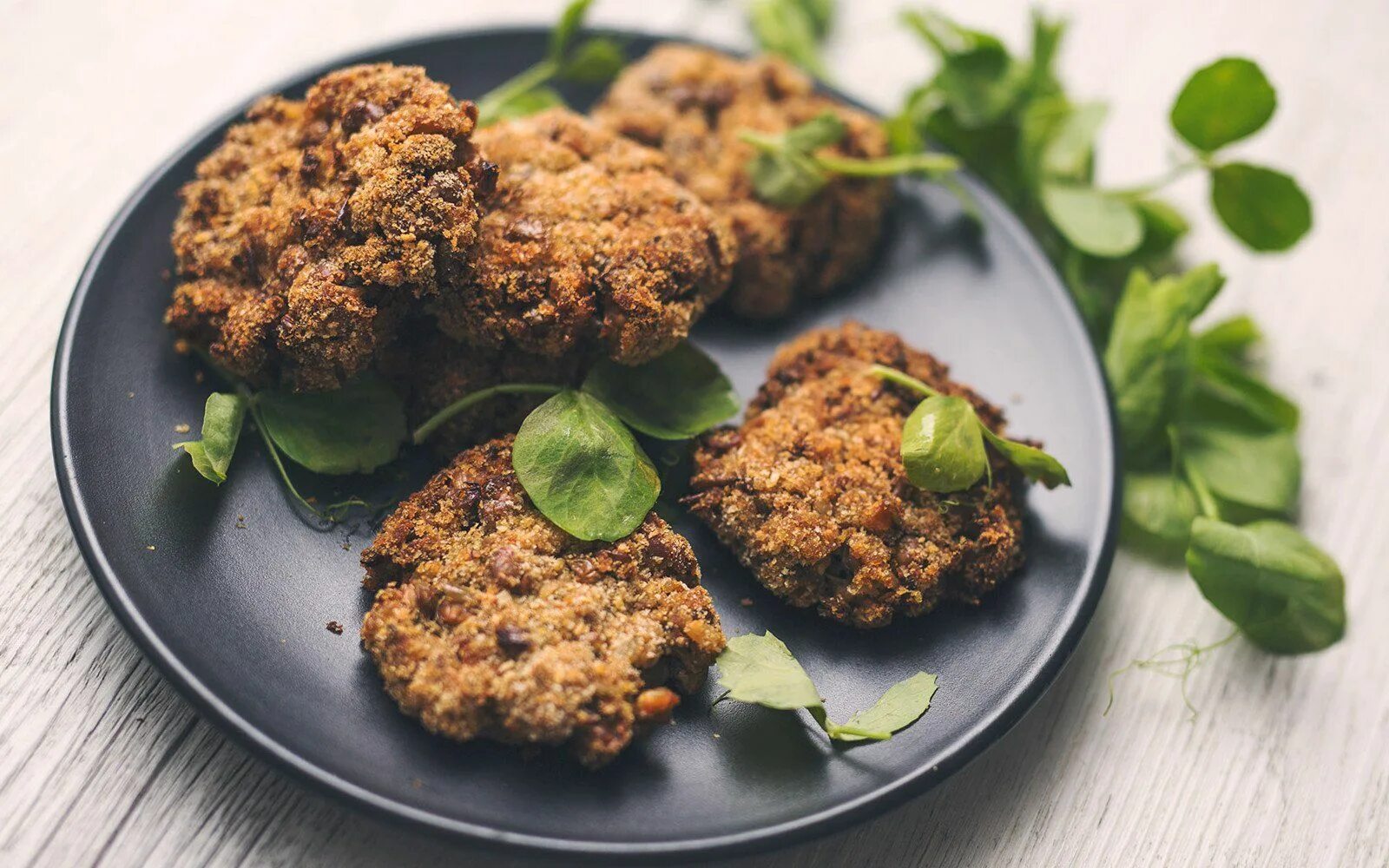 Котлеты из геркулеса рецепт постные самый вкусный. Чечевичные котлеты Веганские. Котлетки из чечевицы. Котлеты из чечевицы веган. Котлеты из чечевицы постные.