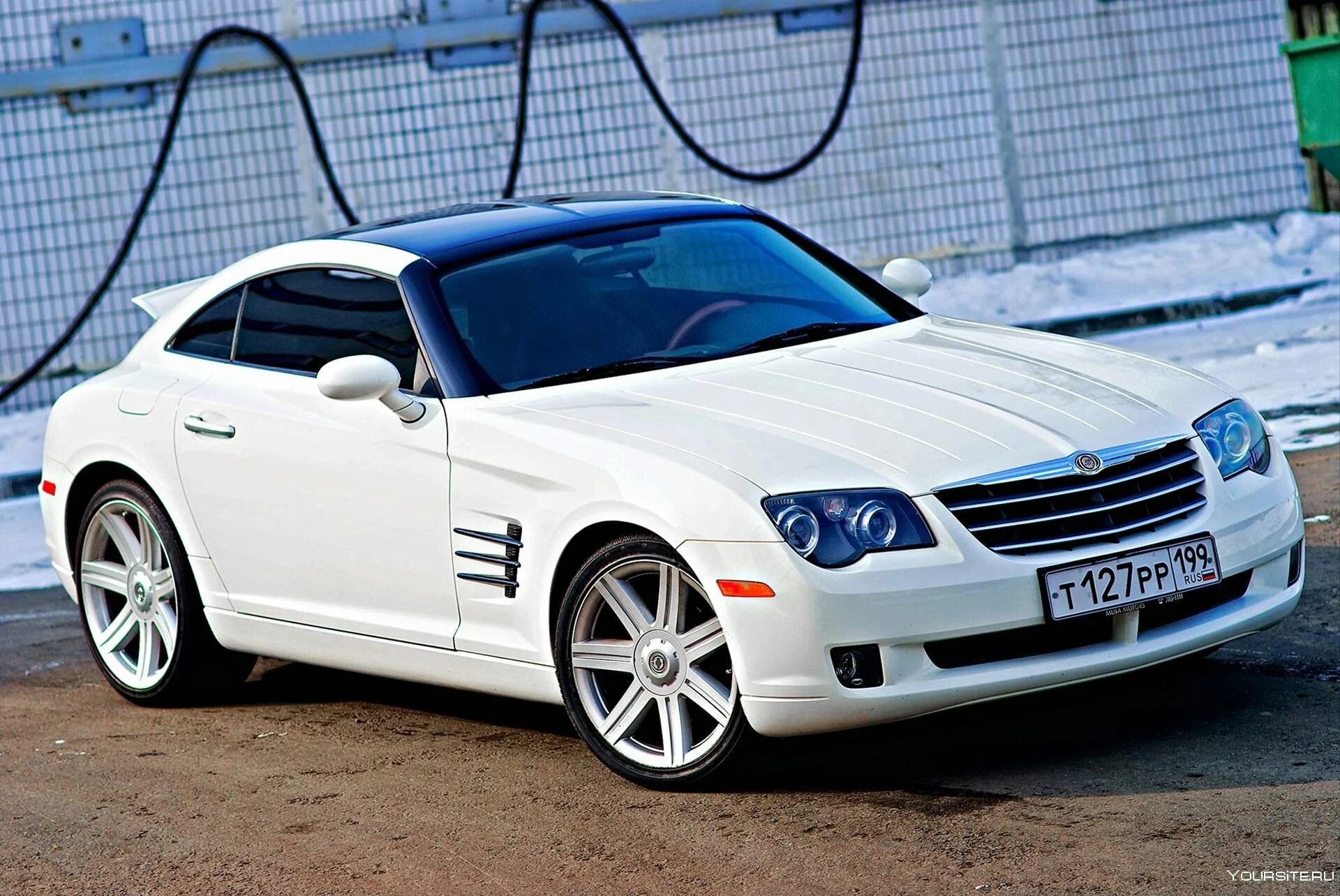 White machine. Chrysler Crossfire белый. Белый кроссфаер Крайслер кроссфаер. Кроссфаер машина белая. Белый автомобиль.