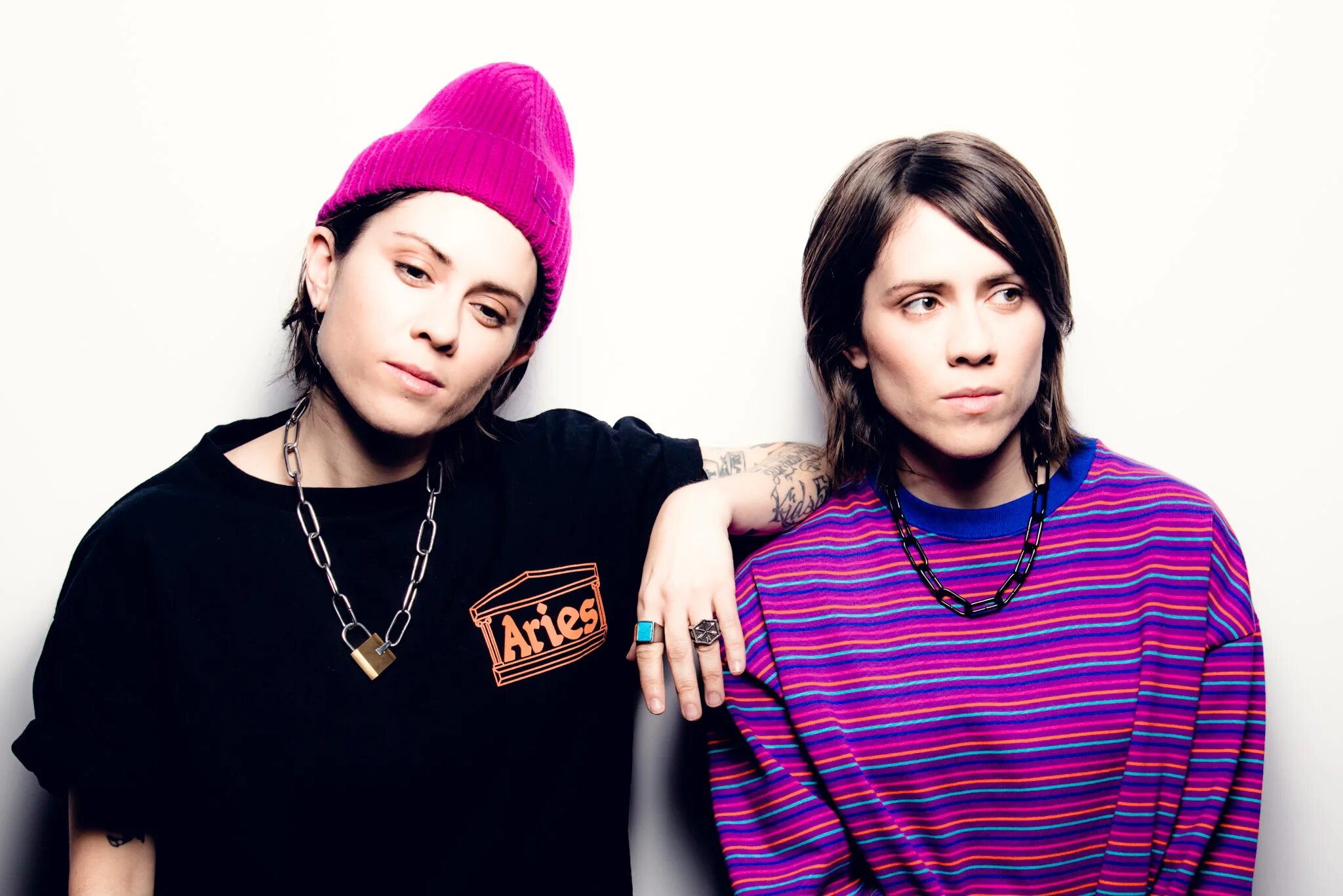 Him sarah and. Tegan and Sara. Группа Tegan and Sara. Tegan and Sara 2022. Tegan r Quin.