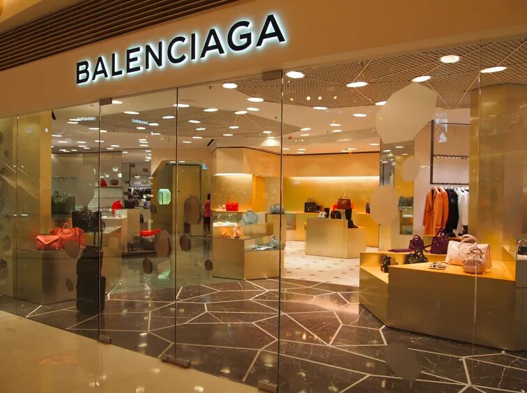 Balenciaga цум. Balenciaga Boutique. Баленсиага Дубай Молл. Balenciaga Store Design 2023. Бутик ЦУМ Balenciaga.