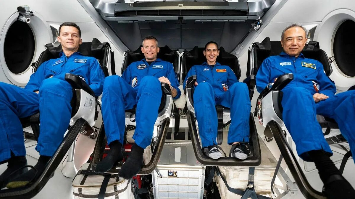 Crew-7 Launch. Космический корабль Crew Dragon с международным экипажем Crew–7 покинул МКС. Ведущий Борисов и экипаж Аэрофлота. Спэйсдрагон без экиажа.