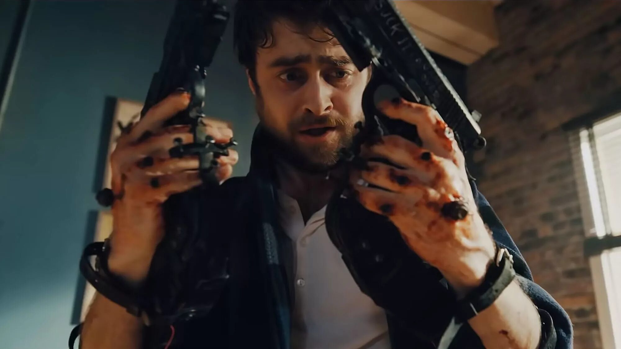 Прикрученные пистолеты к рукам. Держит пистолет. Полка для пистолетов. Прикрученные пистолеты к рукам. Револьвер наган в руке.