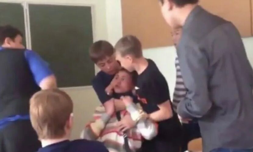 Ученик напавший на учительницу