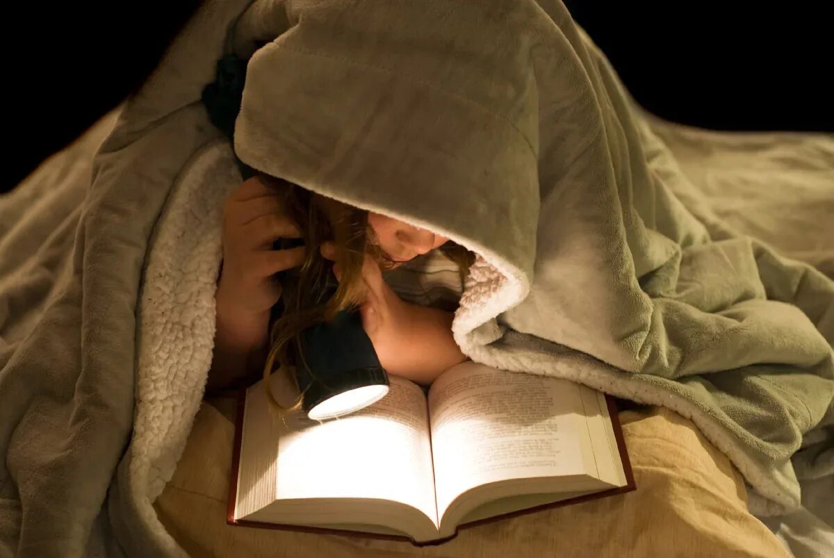 Читать ночь перед. Девушка с книгой в постели. Чтение под одеялом с фонариком. Чтение в постели. Девушка в постели с книжкой.