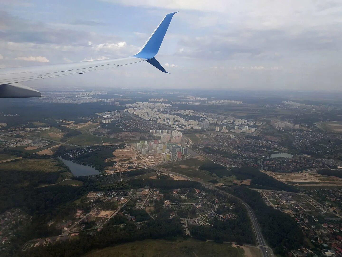 Хорошего полета. Самолет над москвой. Полет над краснодаром. Летают самолеты над москвой. Самолет над москвой.