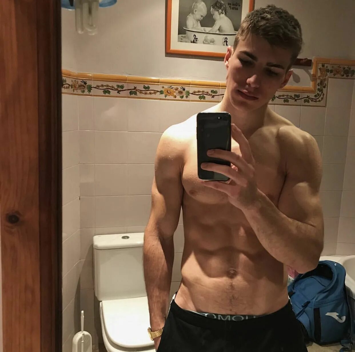 Фото парня 18 домашние. Парни с торсон в зеркале. парни с прессом селфи. селфи парней с красивым прессом. пресс парня в зеркале.
