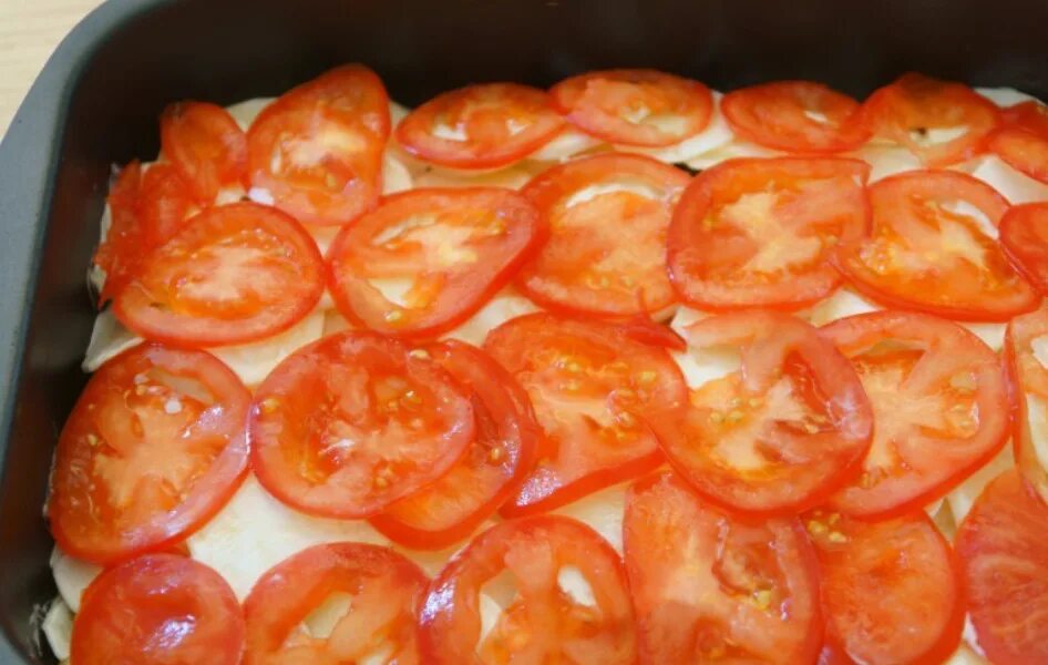 Картошка горбуша сливки. Горбуша в духовке с картошкой и сыром и помидорами в духовке. филе горбуши в духовке с помидорами и сыром с картошкой. горбуша с помидорами и сыром в духовке. голец с картошкой помидорами иилуком слоями в духовке.