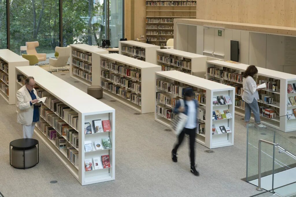 Что открыть на большой площади. Библиотека в Барселоне. Площадь библиотеки. Современная библиотека в виде буквы. Самая крупная библиотека в России.