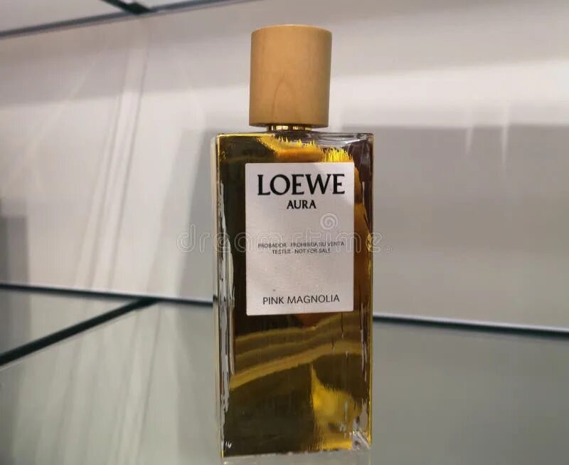Loewe aura pink magnolia. Духи аура loewe. Парфюмерная вода loewe aura magnetica. Loewe aura pink. Aura loewe floral 50.