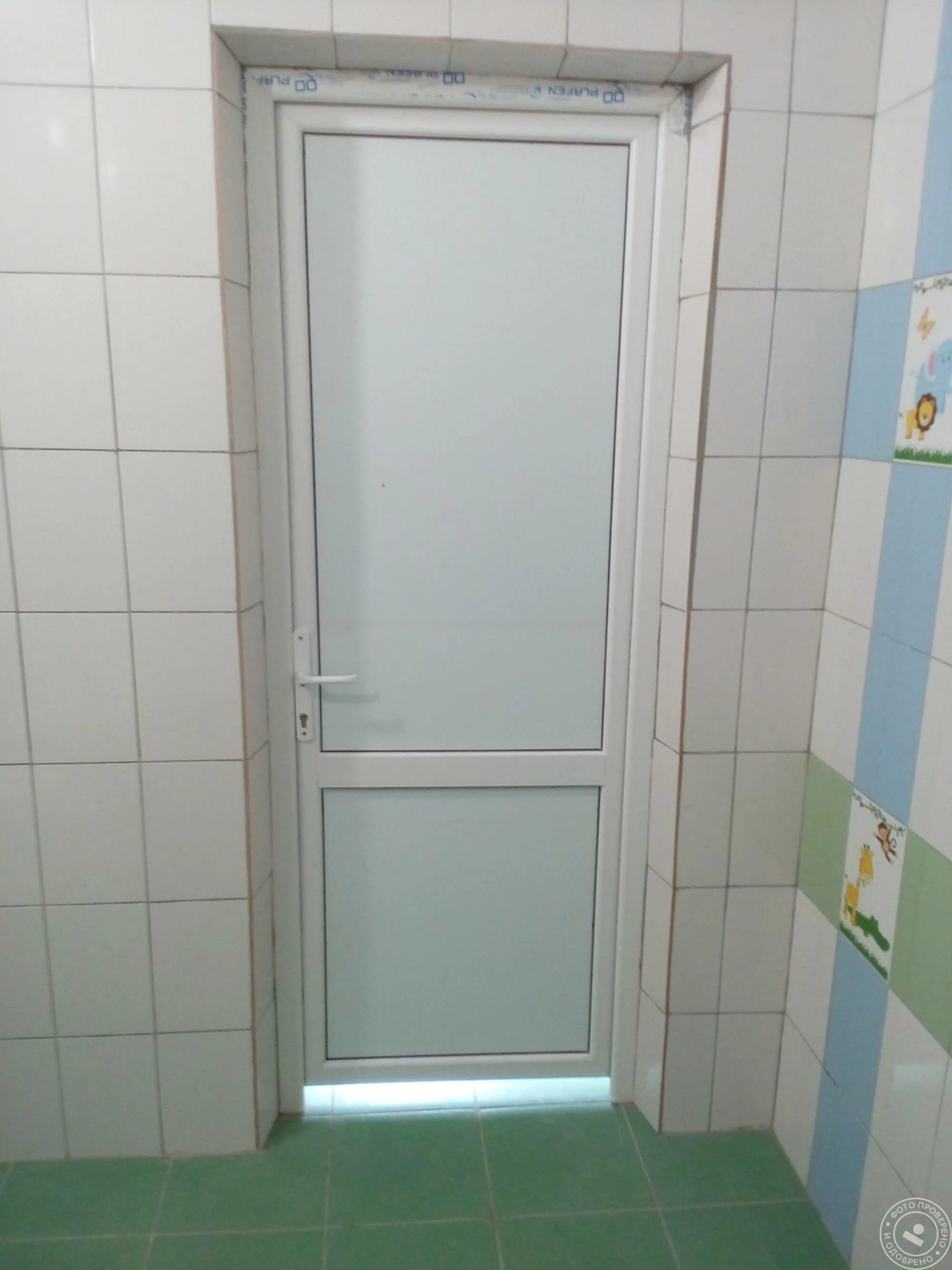 Пластиковая дверь в санузел. Пластиковая дверь в туалет. Пластиковая дверь в ванную комнату. Пластиковые двери в ванную и туалет. Пластиковые двери для ванны