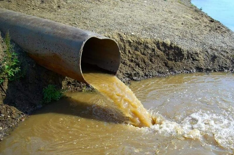 Заводы загрязняют воду. Производственные сточные воды. Сточные воды загрязнение. Загрязнение воды канализационными стоками. Сточные воды предприятий.