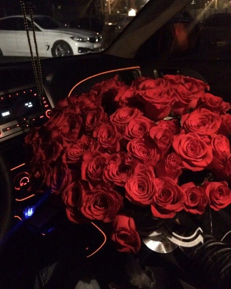 Букет роз ночью. Машина с цветами. Букет роз в машине. Красивый букет цветов в машине. Цветы подарок для девушки.