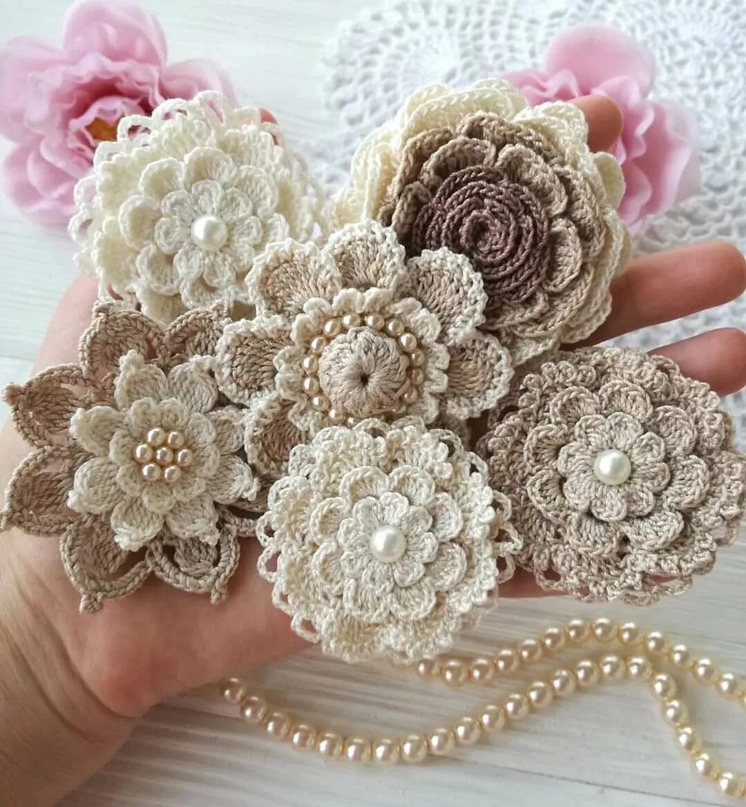 Миниатюрные цветы крючком. Как украсить вязаную крючком. Как украсить вязаную крючком. Вязаные украшения. Цветочная аппликация крючком.