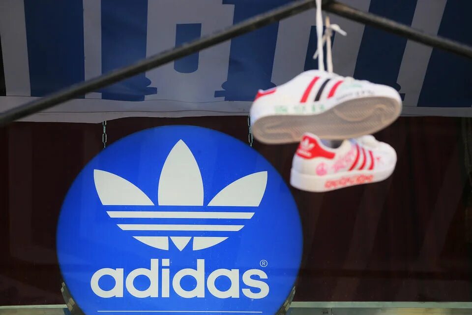 Русский адидас. Adidas. adidas компания. деловой адидас.
