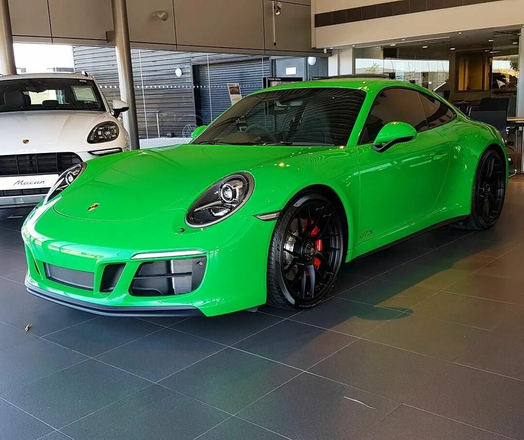 Viper green. Порш Вайпер. Зеленый спортивный порш. Porsche Cayman зеленый. Зеленый порш 241.