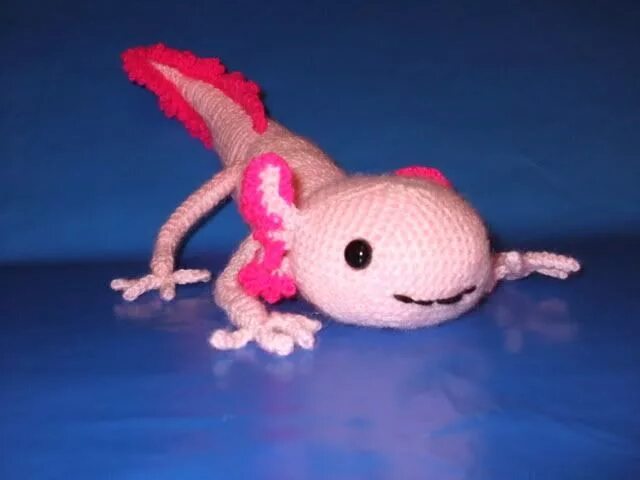 Аксолотль амигуруми мастер класс. Аксолотль крючком. Асколосль из плюшевой пряжи. Аксолотль. Аксолотль амигуруми.