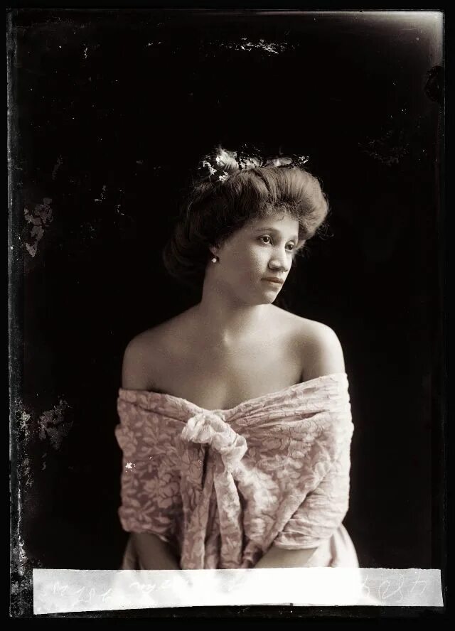 Девушки 1900. Женщины начало 20 века. Женщины 1900. Женский фотопортрет начала 20 века. Первые фото женщин.