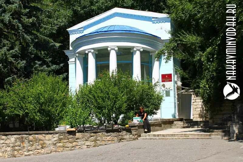 Лермонтовский источник в железноводске. Парк лермонтова железноводск. Лермонтовская железноводск. Славяновский бювет железноводск. Смирновский бювет железноводск.