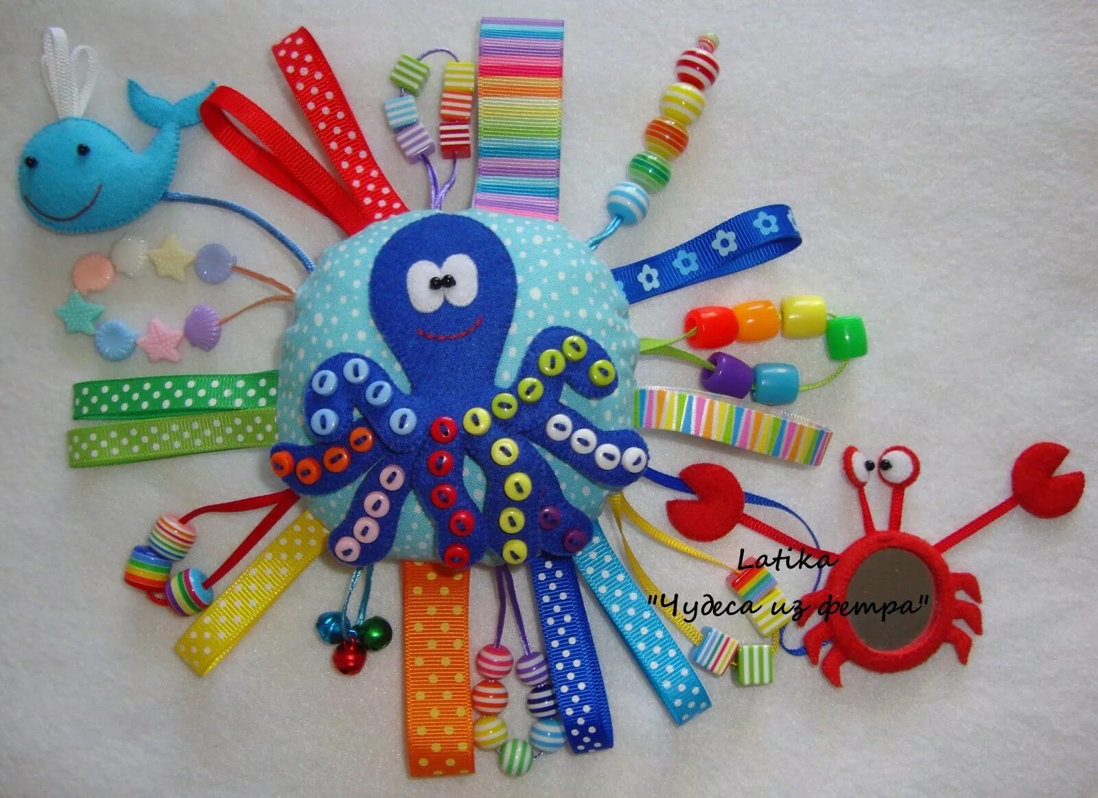 Игрушка своими руками ребенку 6 лет. Развивающие игрушки для детей своими руками. игрушки своими руками для малышей. игрушка погремушка из фетра. игрушки с ленточками для малышей.