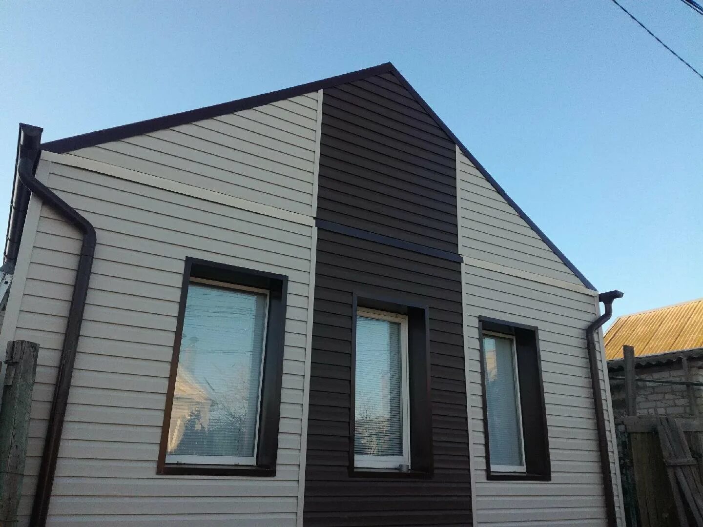 Обшить здание профлистом. Ral 3011 профлист. Дома обшитые профнастилом. Обшивка домов профлистом. Обшивка домов профнастилом.