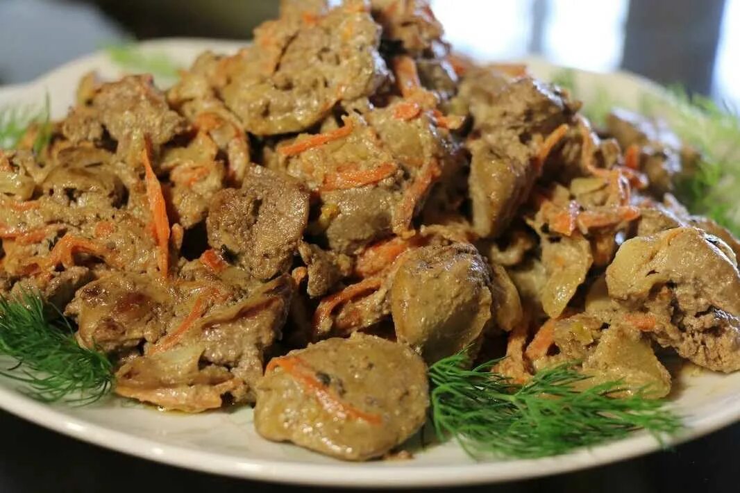 Можно ли печень в пост. Печень куриная тушеная. Печень куриная тушеная с луком и морковью. Тушёная куриная печень с луком. Печень куриная тушеная в сметане с луком и морковью.