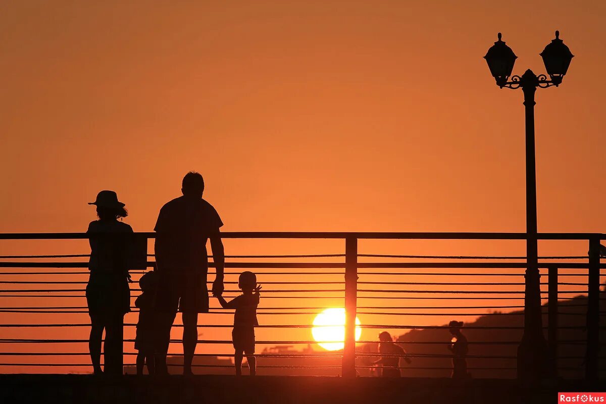 закат встречают или провожают. девушка на закате у реки. парень и девушка на закате. закат встречают или провожают. закат встречают или провожают.