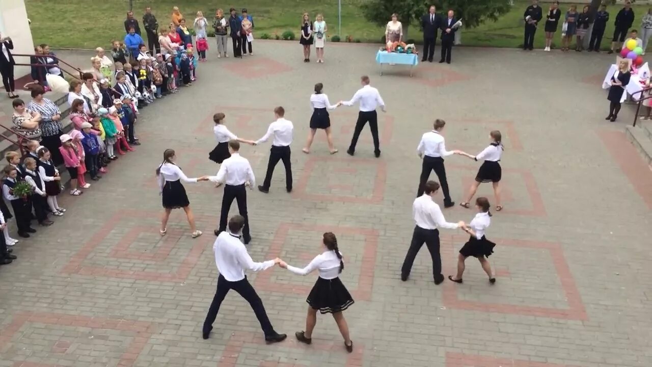 Выпускники танцуют. Выпускные в Орске. Выпускные Орск 2022.