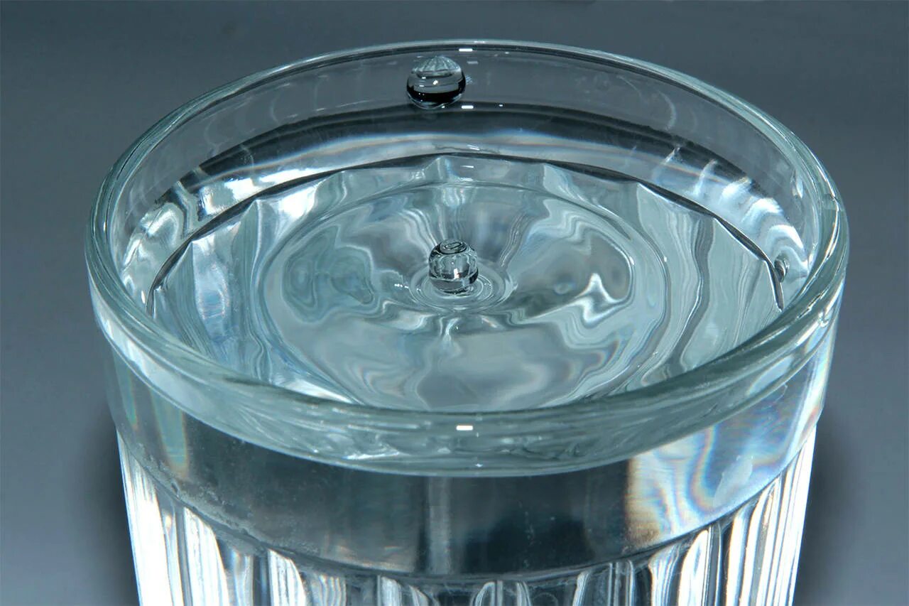 Стаканчик с водой. Опустите в стакан с водой стеклянную. Стакан воды в руке. Опустите в стакан с водой стеклянную. Опустите в стакан с водой стеклянную.