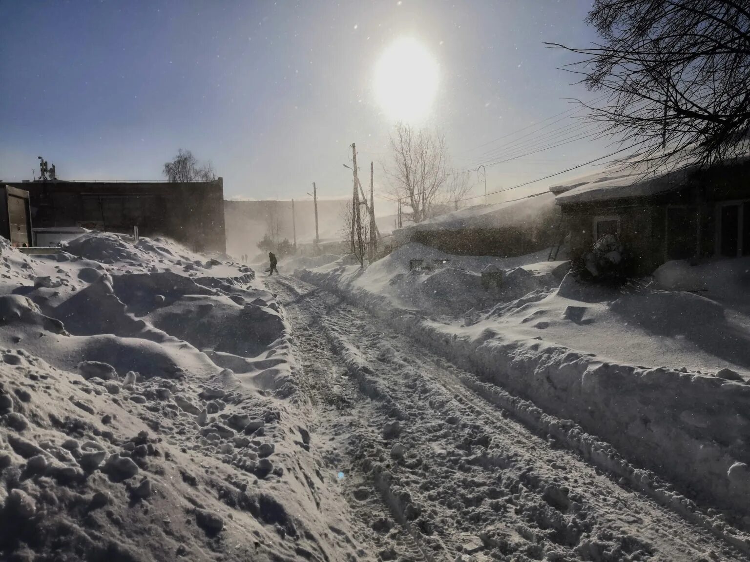 Метель в городе. Сильный снегопад в городе. Сильный снег в городе. Снегопад буря.