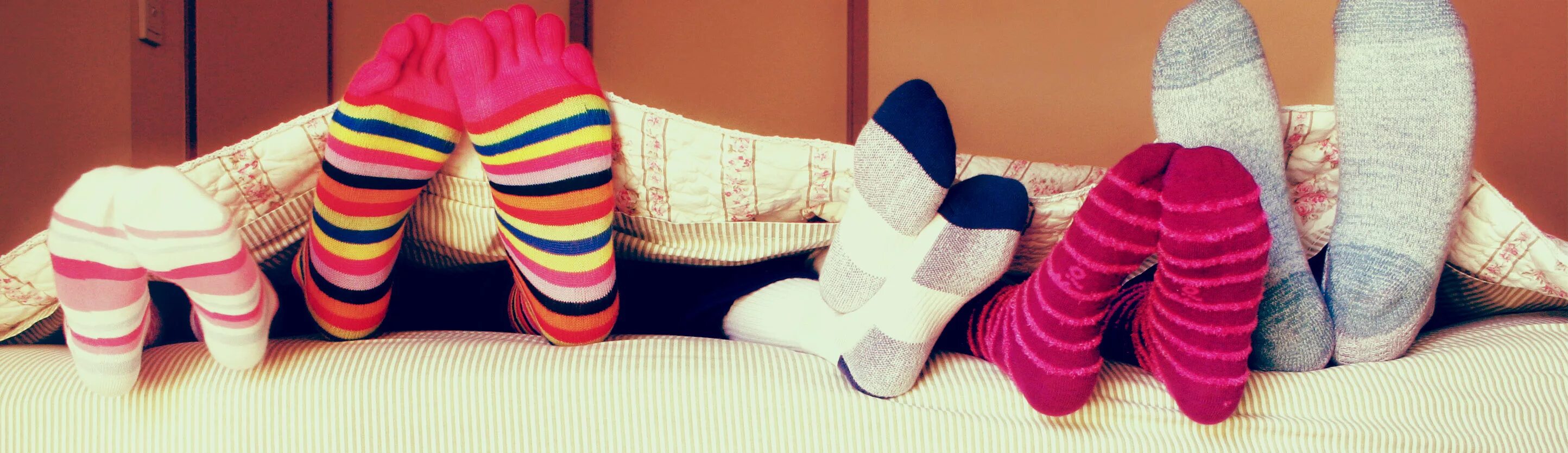 Можно спать в носках. Ножки в носочках. Детские ноги в носках. Носки колготки. Колготки и носки для детей.