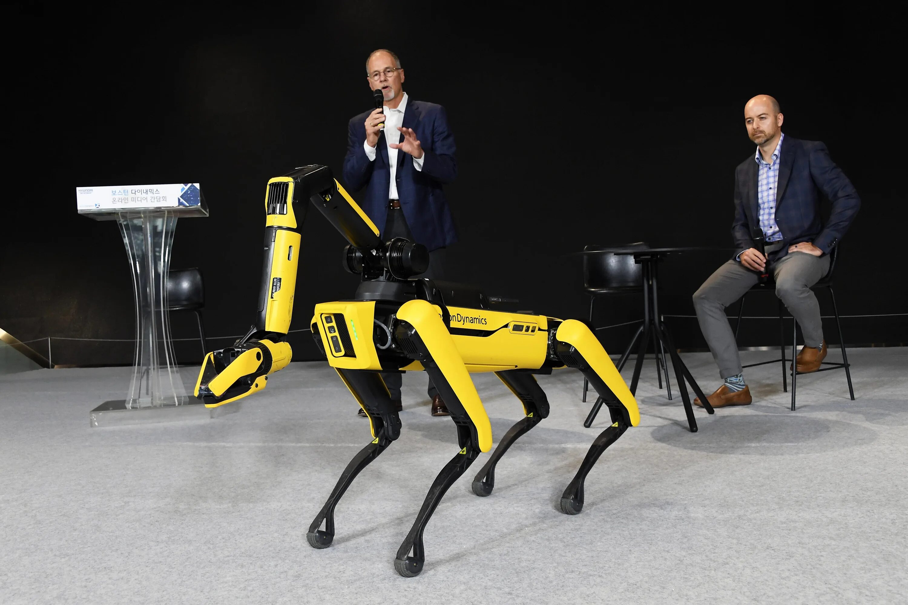 Робот hyundai. Boston dynamics hyundai. директор boston dynamics. основатель бостон динамикс. четвероногий робот.