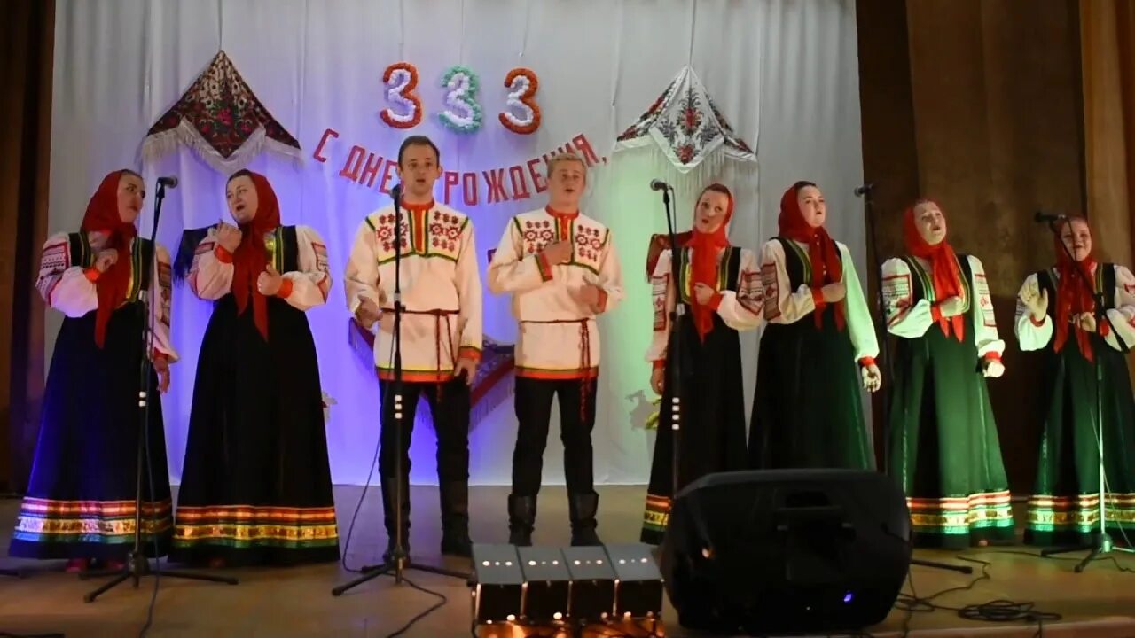 Под окном широким казачий хор