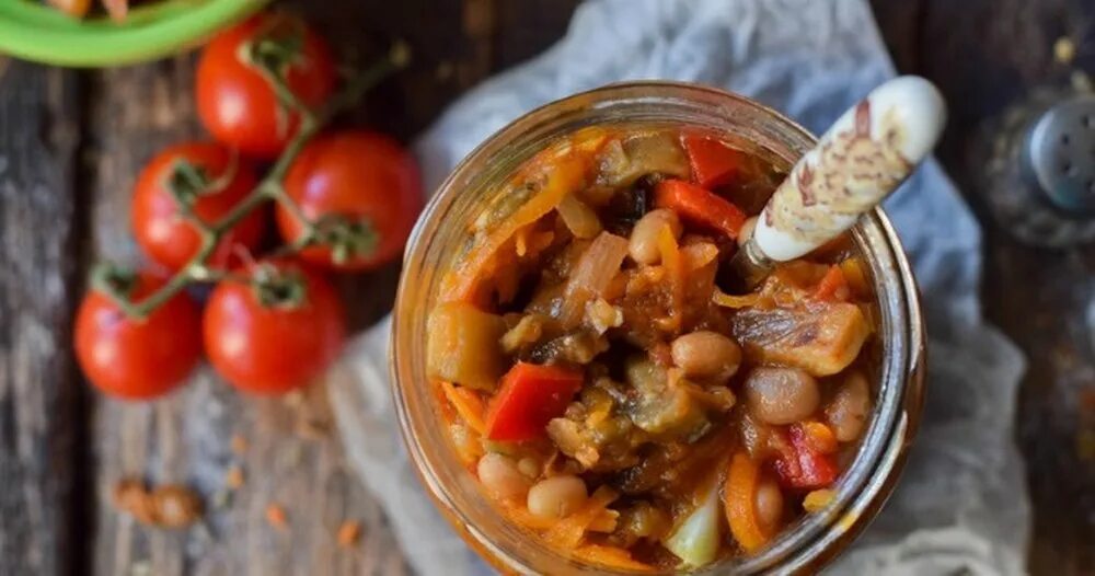 Закуска из баклажанов с фасолью на зиму. Салат из баклажанов и фасоли на зиму. салат из фасоли и баклажан. салат с фасолью и баклажанами на зиму. лечо из баклажан.
