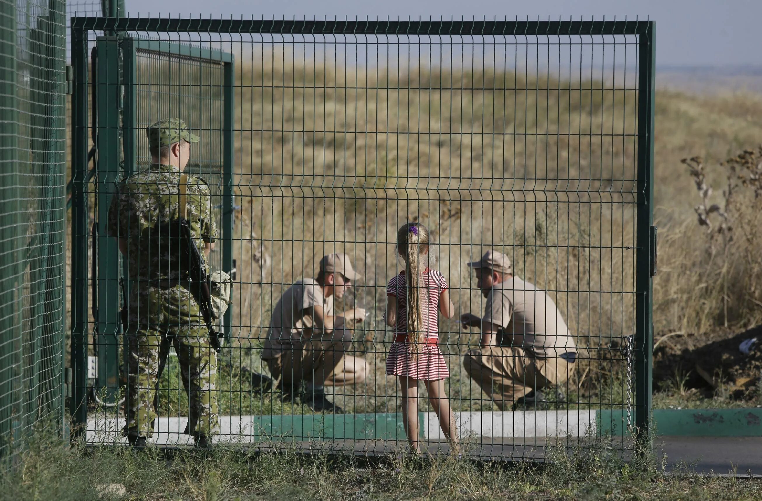 Забор на границе. Ограждение на границе. Граница России забор. Граница между Россией и Украиной. Видео на границе с украиной