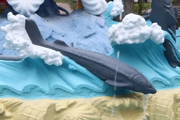 Сайт дельфин красноярск. Фонтан с дельфинами в Красноярске. Фонтан дельфины. Фонтанчик с дельфином. Фантанс дельфинами в Ленинском районе Красноярска.