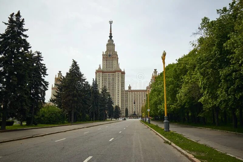 Площадь мгу. Университетская площадь МГУ. Университетская площадь перед МГУ. Парк перед МГУ. Сквер перед МГУ.