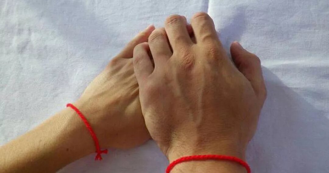 Нить на правом запястье. Нить на правом запястье. Нить на правом запястье. Как правильно завязать красную нить на руку. Нить на правом запястье.